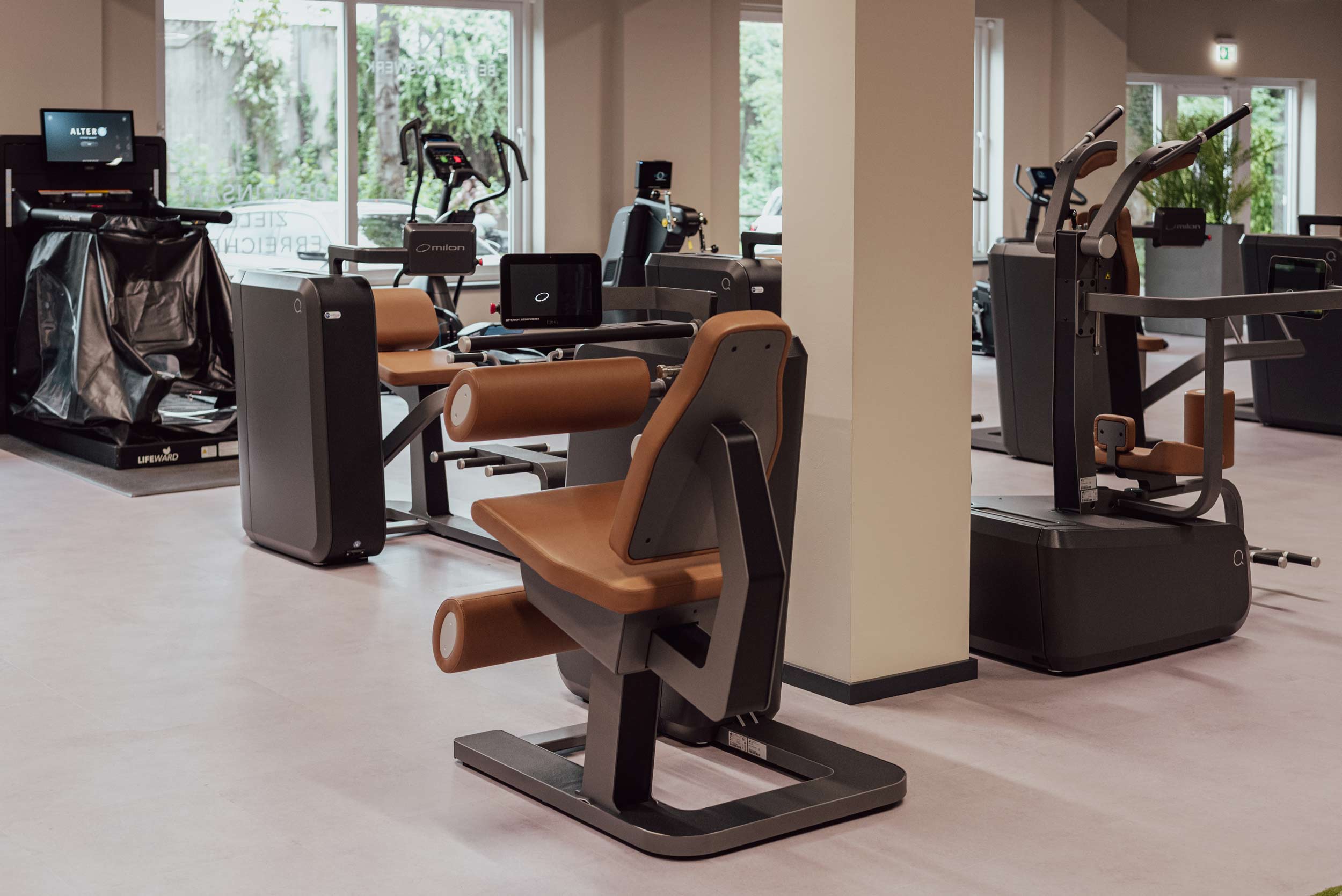 Beinpresse und Cardio-Bereich mit Tageslicht